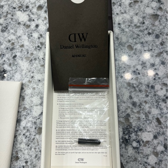 Daniel Wellington women’s leather watch 40mm - Picture 3 of 10